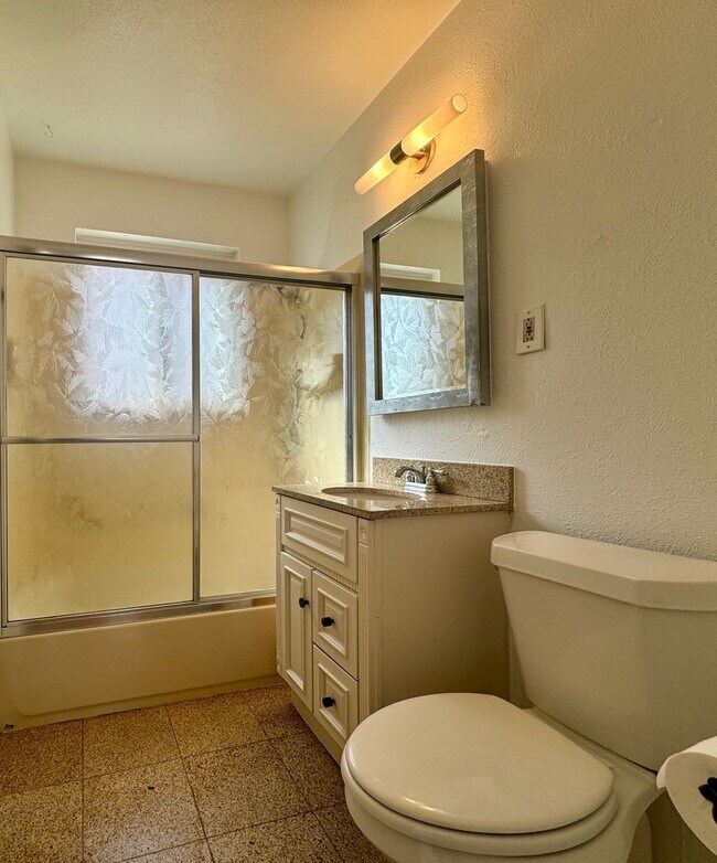 Photo - 2 Bedroom, 1 Bathroom Duplex in Denver! Available August!!