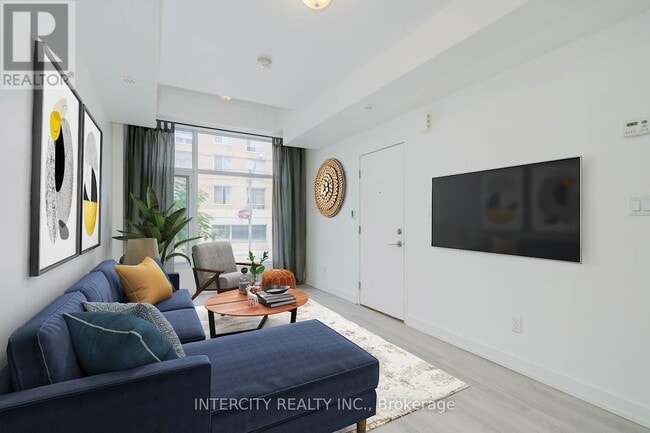 Photo - 1321 Gerrard St E