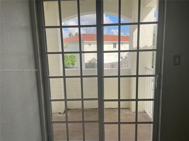 Photo - 582 SW 2nd Pl