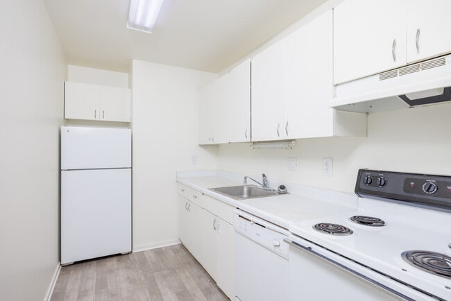 Kitchen - Center Unit - 850SF