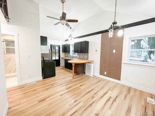 Photo - 765 Meadow Rd House