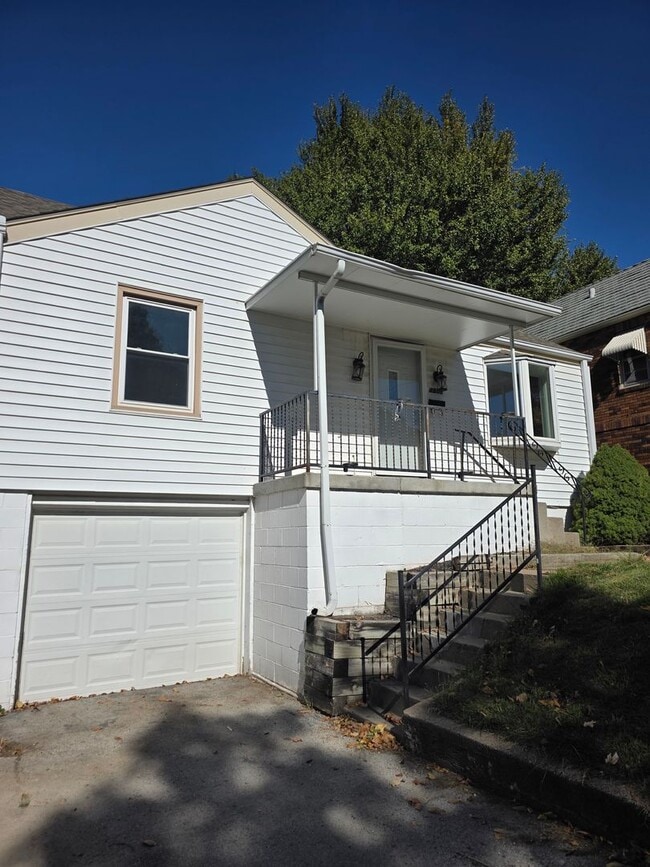 Building Photo - Spacious Three Bedroom!