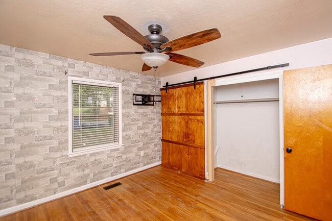 Photo - 3813 Hillside Dr