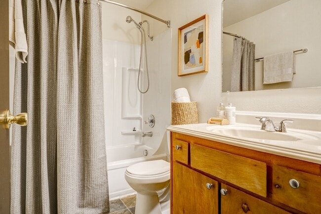 Building Photo - Spacious and immaculate one bedroom! Heat ... Unit 8