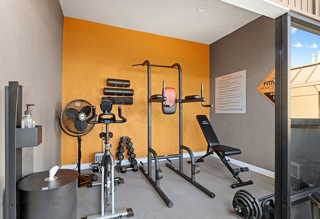 Gimnasio en el lugar con equipo de pesas.