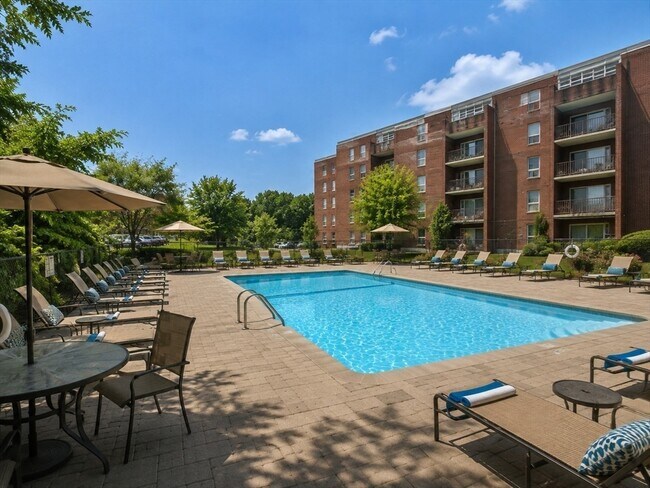 Building Photo - 50-56-56 Broadlawn Park Unit 414