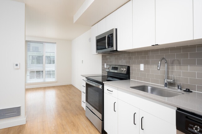 Studio, 1BR - 490-497SF - East Howe Steps