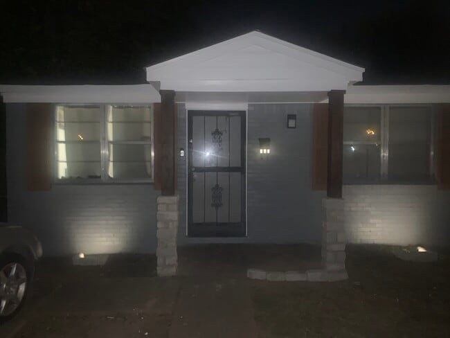 Photo - 594 Carpenter St