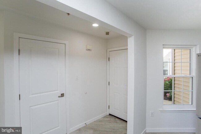 Photo - 605 Julian Dr W Unit W
