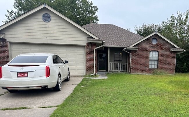 Photo - Spacious 4 bd, 2 bath - Converted garage f...