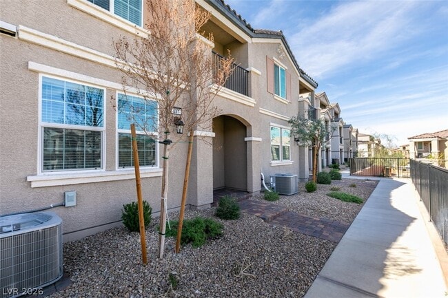 Photo - 657 Bellus Pl