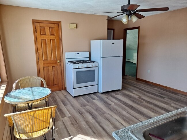 Building Photo - 1559 Mendon Rd Unit #3