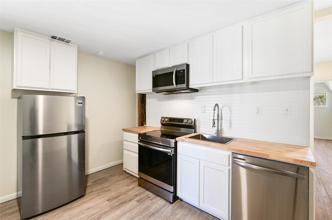 Building Photo - 1011 W 10th St Unit 3