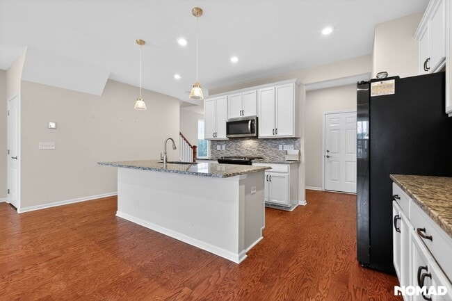 Photo - 2851 Fairgrove Cres