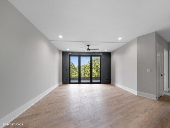 Photo - 3839 N Clark St Unit 203