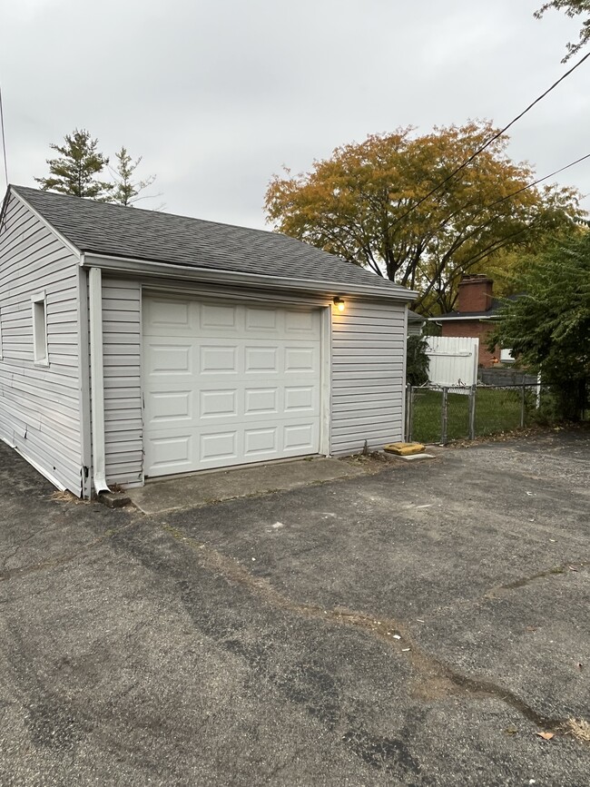 Attached 1 car garage - 571 N Mitchner Ave