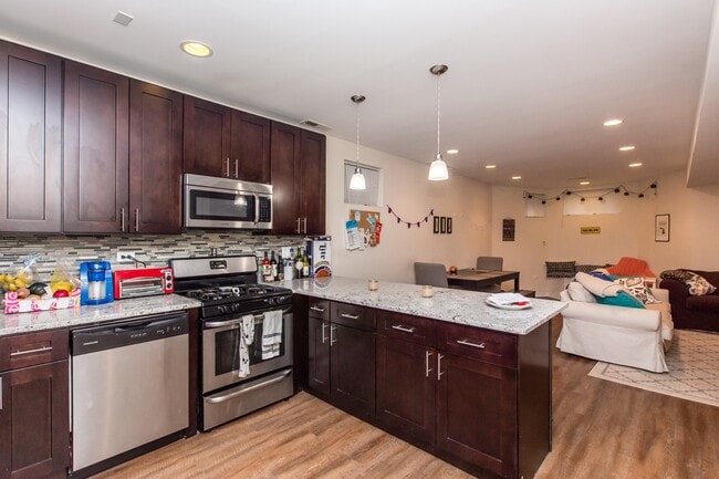Photo - HUGE 4bed/2bath Condo Quality GARDEN unit in Wicker Park! Central Air! In-Unit Laundry! Unit 0
