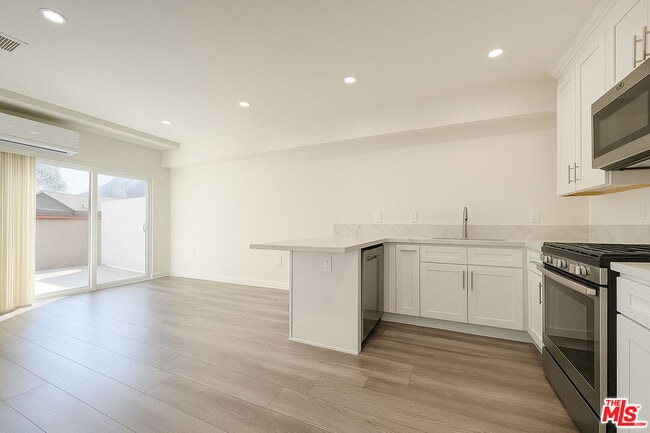 Building Photo - 5244 Whitsett Ave Unit 1/4