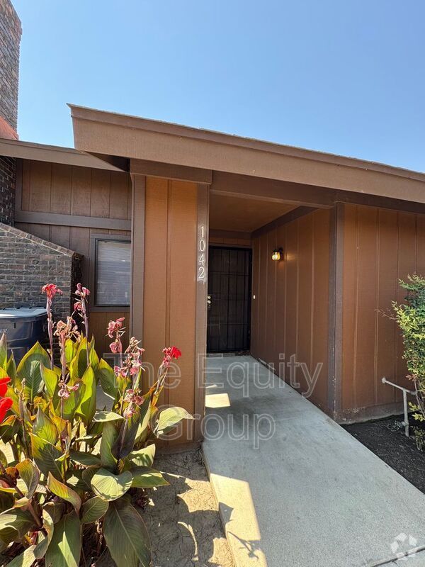 Building Photo - 1042 N Jefferson St Rental