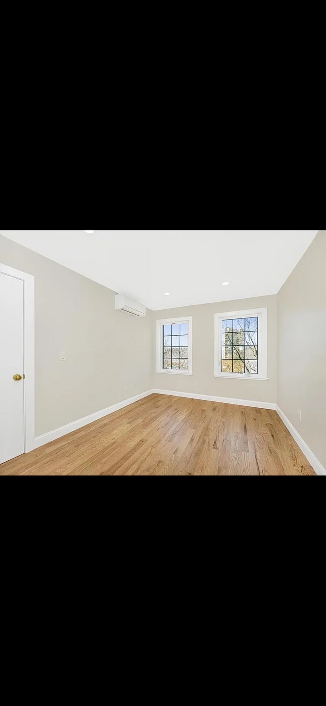Photo - 47 Lincoln Ter Unit Large 3 Bedroom ALL UTILITIES INC.