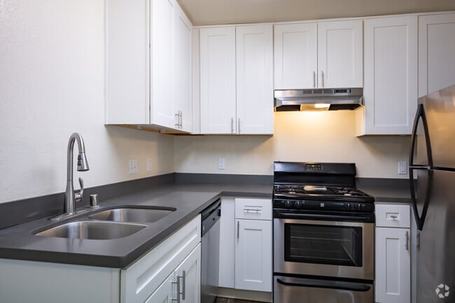 2BR, 2BA -831SF