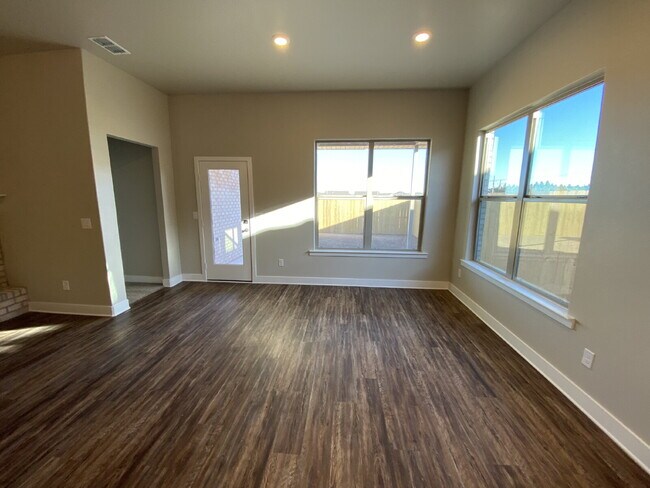 Photo - WONDERFUL 4 BEDROOM HOME IN BELL FARMS!!!