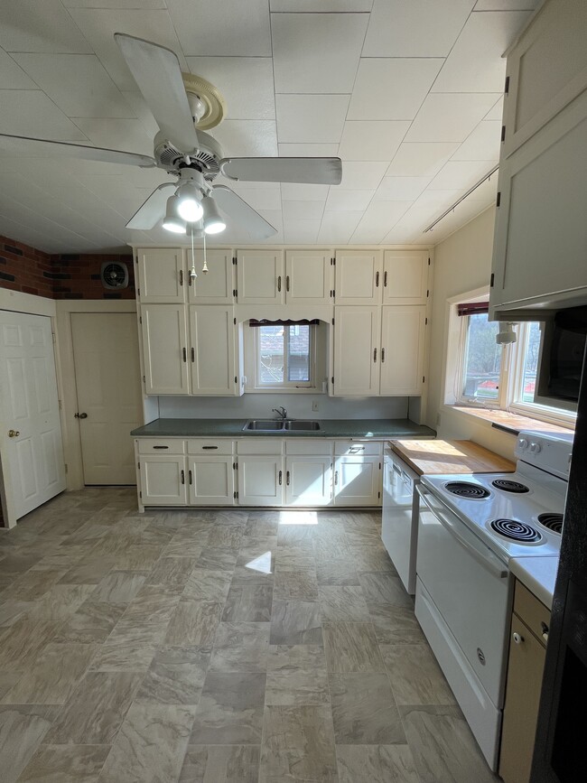 Photo - 1042 Main St