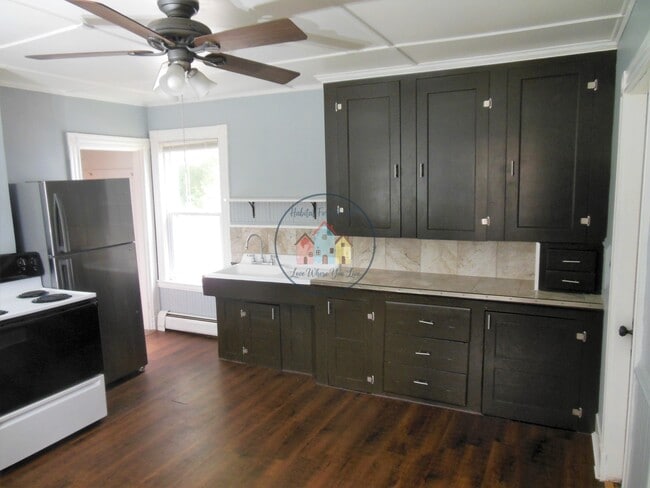Kitchen - 20 Drummond Ave Unit 1