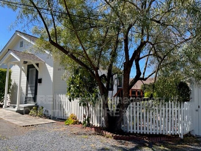 Photo - 617 Walnut St