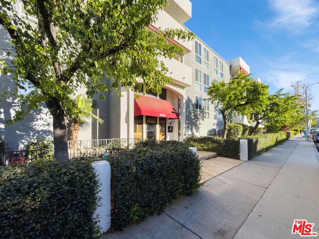 Building Photo - 5454 Zelzah Ave Unit 306