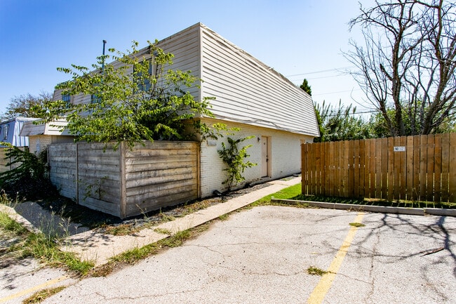 Building Photo - 2215 Mission Hill Dr