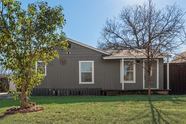 Building Photo - 303 W Broad St