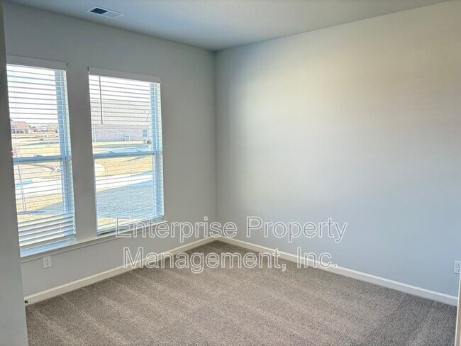 Photo - 85 Burr Oak Cv