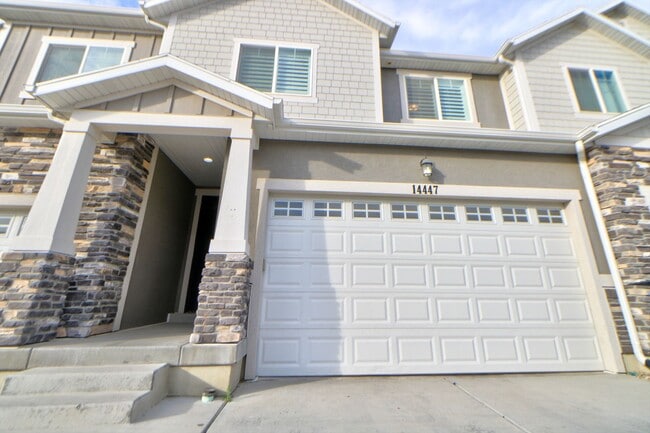 Building Photo - Pet friendly Herriman Townhome