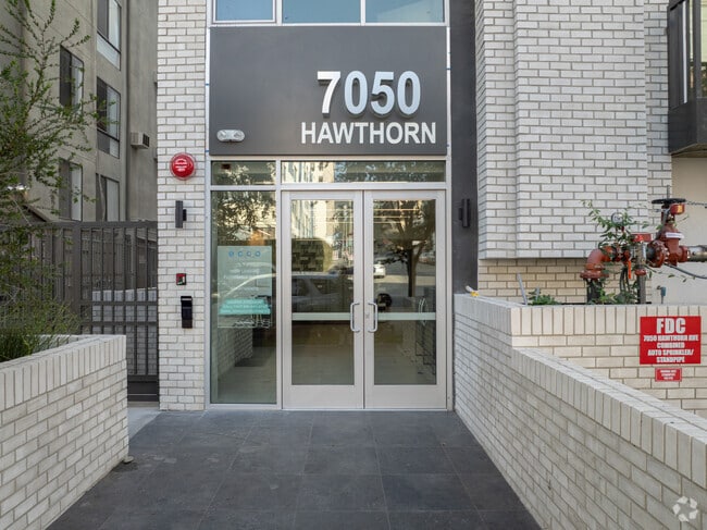 Entrada al edificio - 7050 Hawthorn – Coliving + Traditional Units