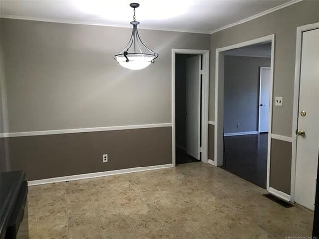 Photo - 3 bedrooms, 1.5 bath, close to Brookside restaurants, shopping and entertainment.