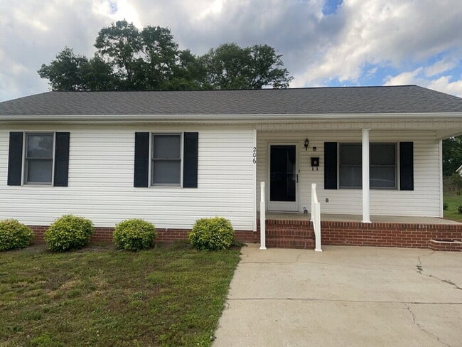 Building Photo - "Charming 3-Bedroom Sanctuary with 2 Full Baths in Prime Simpsonville Location!"