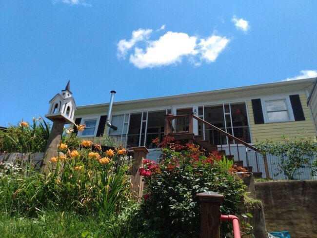 Building Photo - Cute Cottage overlooking Downtown Lansing - Walk to Stores, Park & Creek!