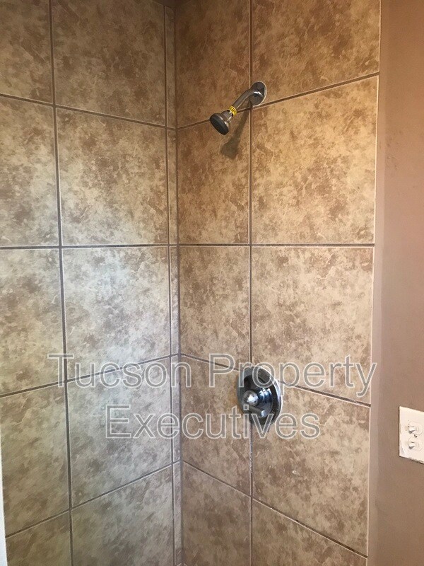 232 W Flores St
