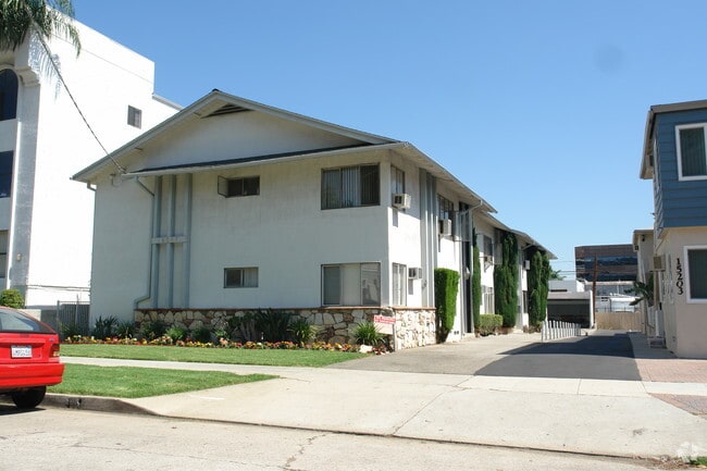 Photo - 15207 Dickens St Apartments