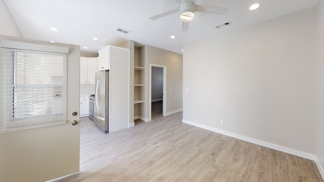 Photo - 4BD/2BA, Private Yard!