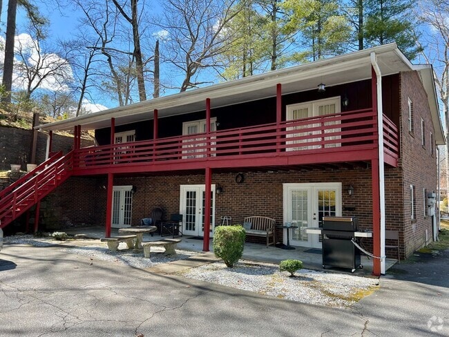 Building Photo - Location, Location, Location!!! Rental