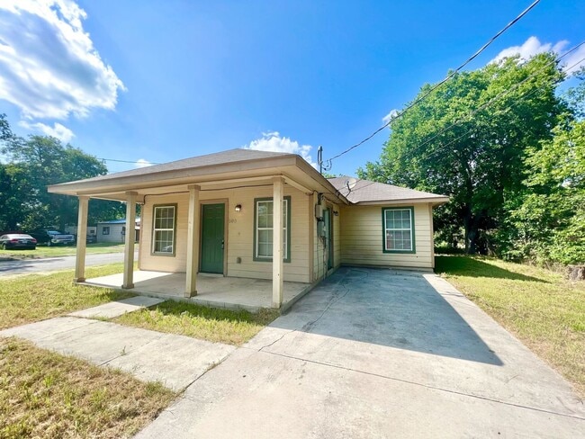 Building Photo - *COMING SOON* Great Location! 3 Bedroom Home Near Shopping & Dining!