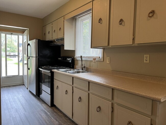 Photo - 85 Gladstone Ave