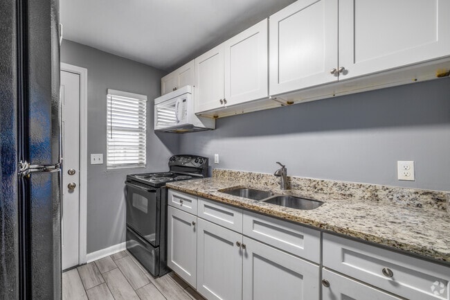 2BR, 1BA - 690SF - Kitchen