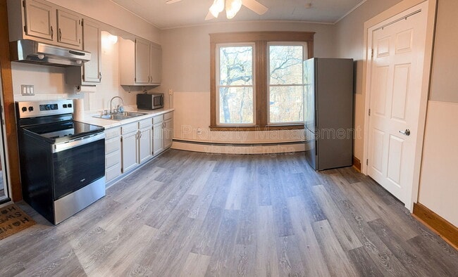 Photo - 584 Pleasant St