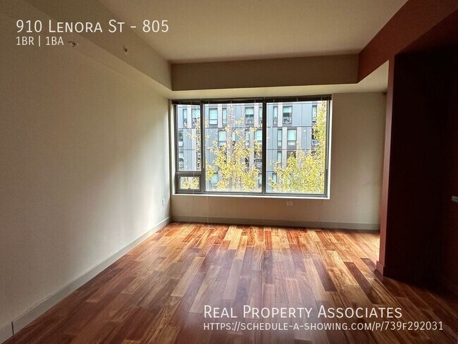 Photo - 910 Lenora St