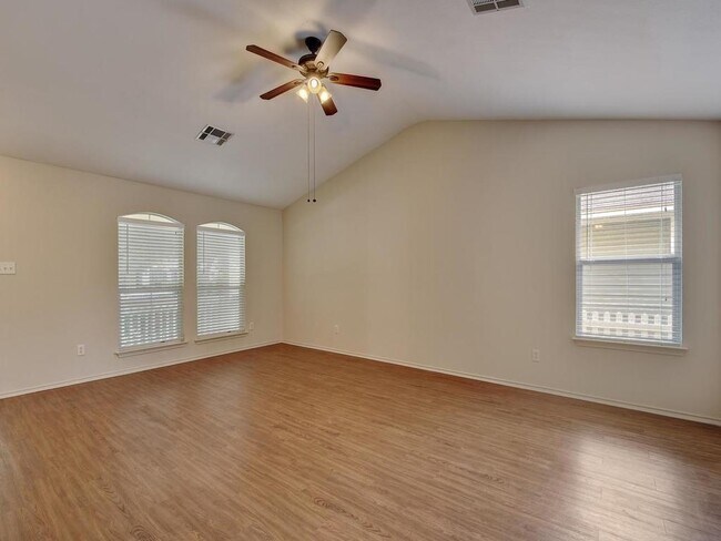 Photo - 136 Strawn
