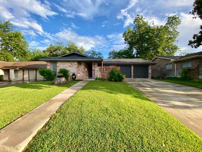 Building Photo - Colonies North Home with 3 BD | 2 BA Available JULY 2026!!