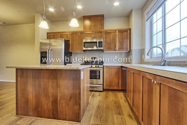Photo - 2 Bed, 2.5 Baths Tri-Level Townhome with Open Office in Sherwood